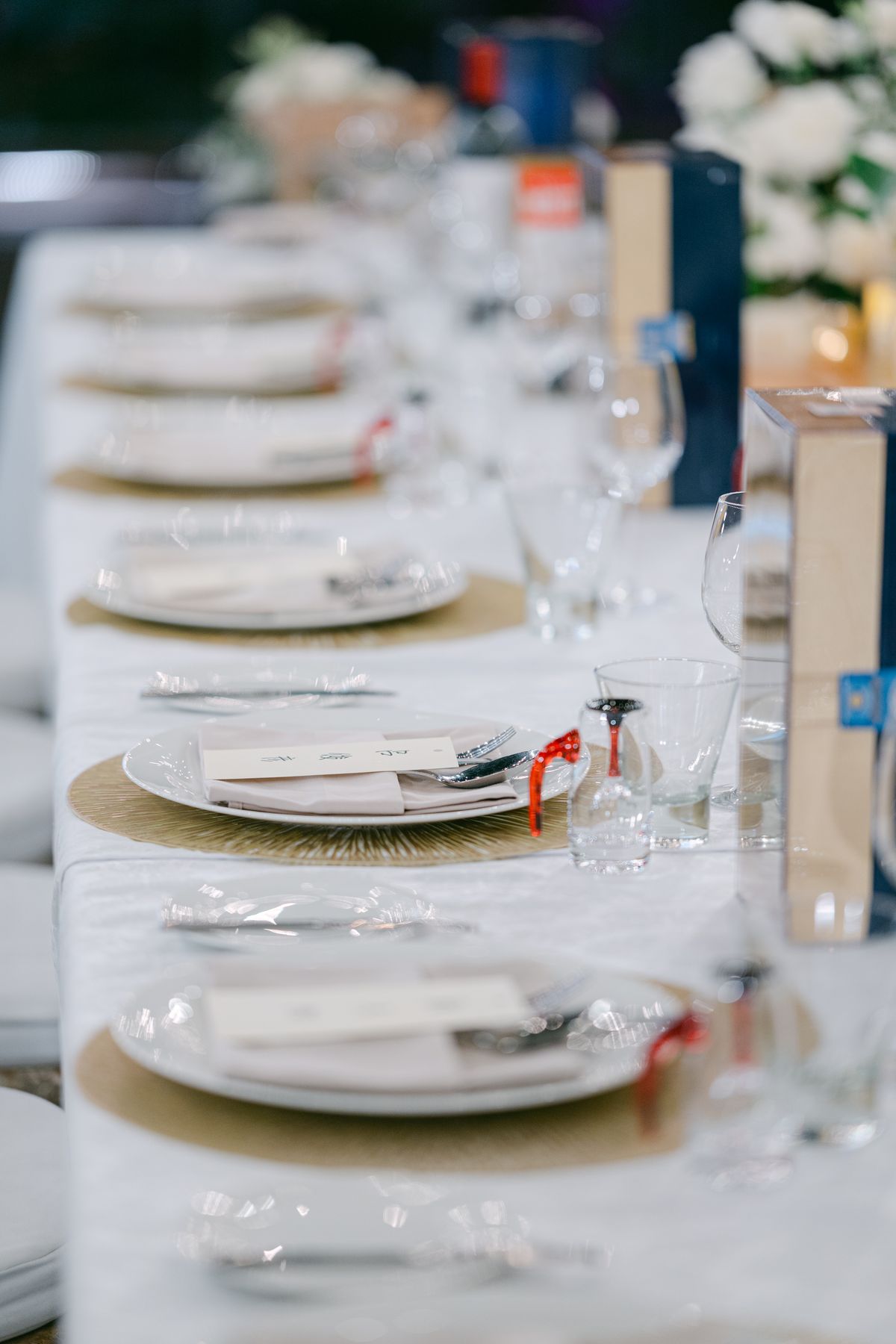 Mesa preparada como referencia visual para eventos de empresa; imagen de banco